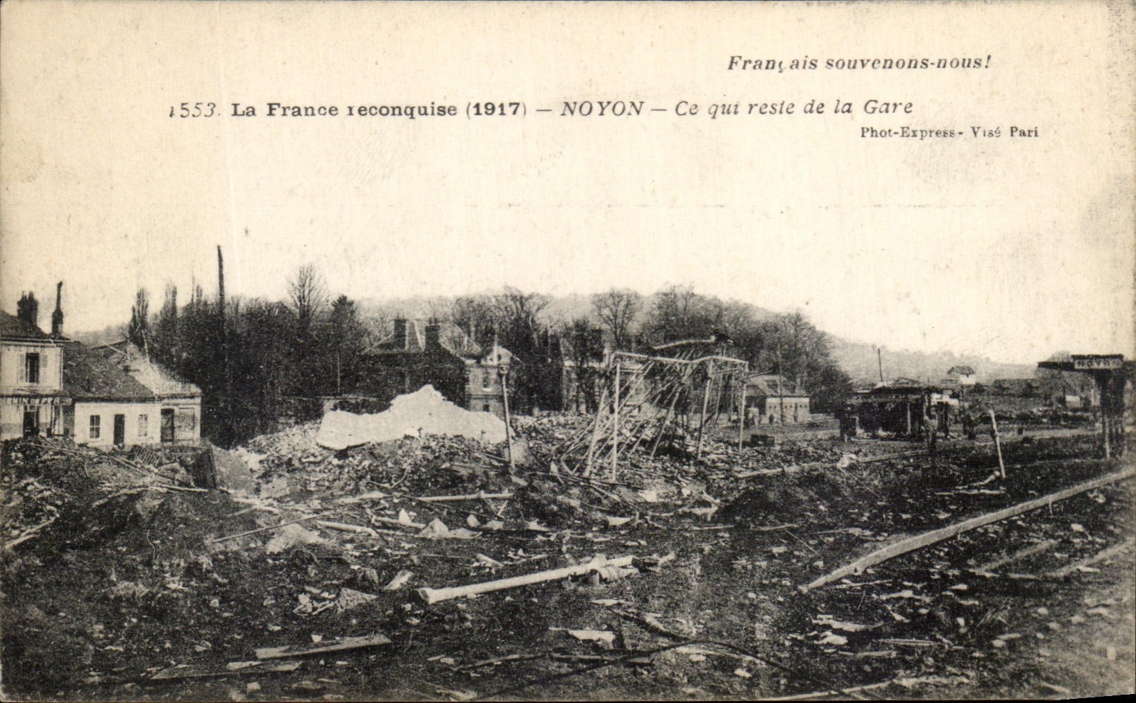 CPA La France reconquise Noyon Ce qur reste de la Gare Militaria