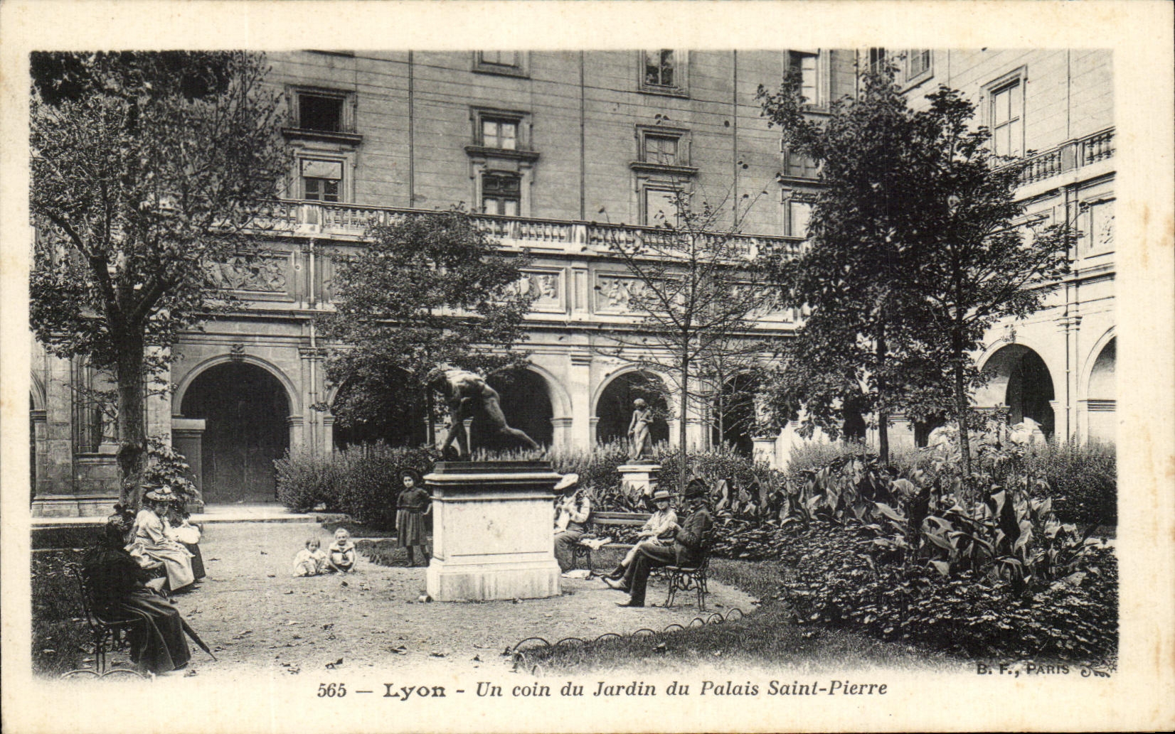 Lyon - Un coin du Jardin du Palais Saint-Pierre — B. F., Paris, n° 565