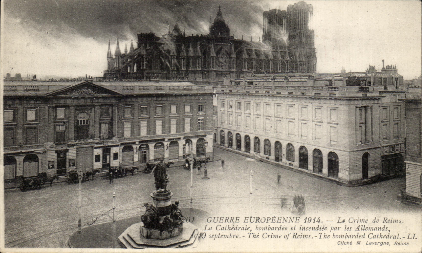 CPA Guerre Europeenne La Crime de Reims la Cathedrale bombardee et Incendiee par les Allemands Militaria