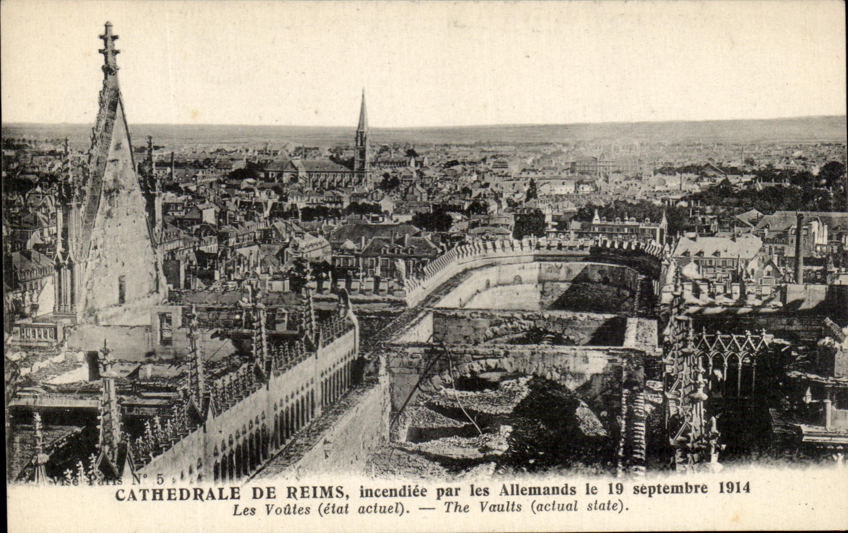 CPA Cathedrale De Reims Incendiee Par Les allemands Militaria
