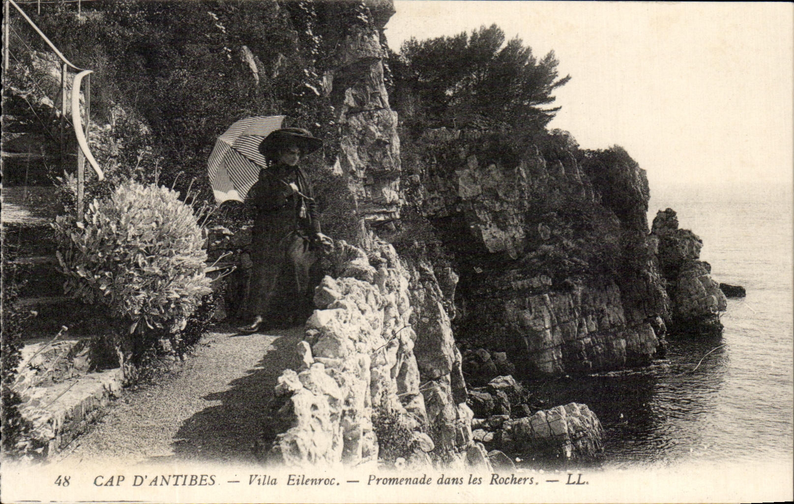 CPA Cap D'Antibes Villa Eilenroc Promenade dans Les Rochers