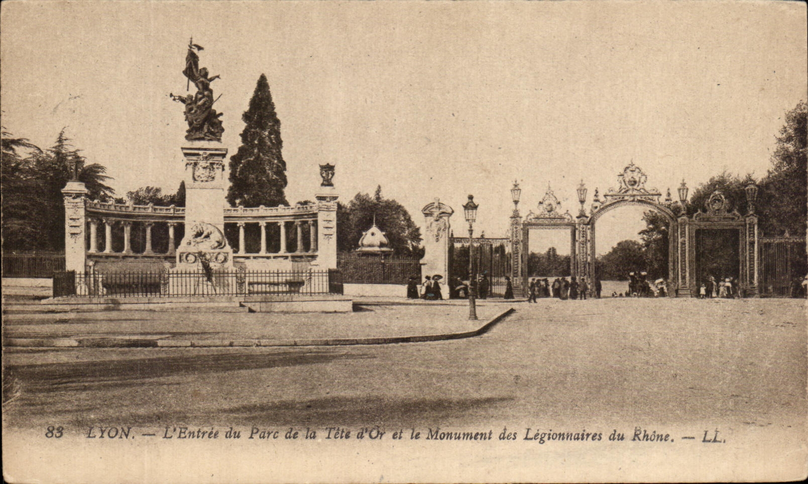 CPA Lyon L'Entree du Parc de la Tete d'Or et le Monument des Legionnaires du Rhone