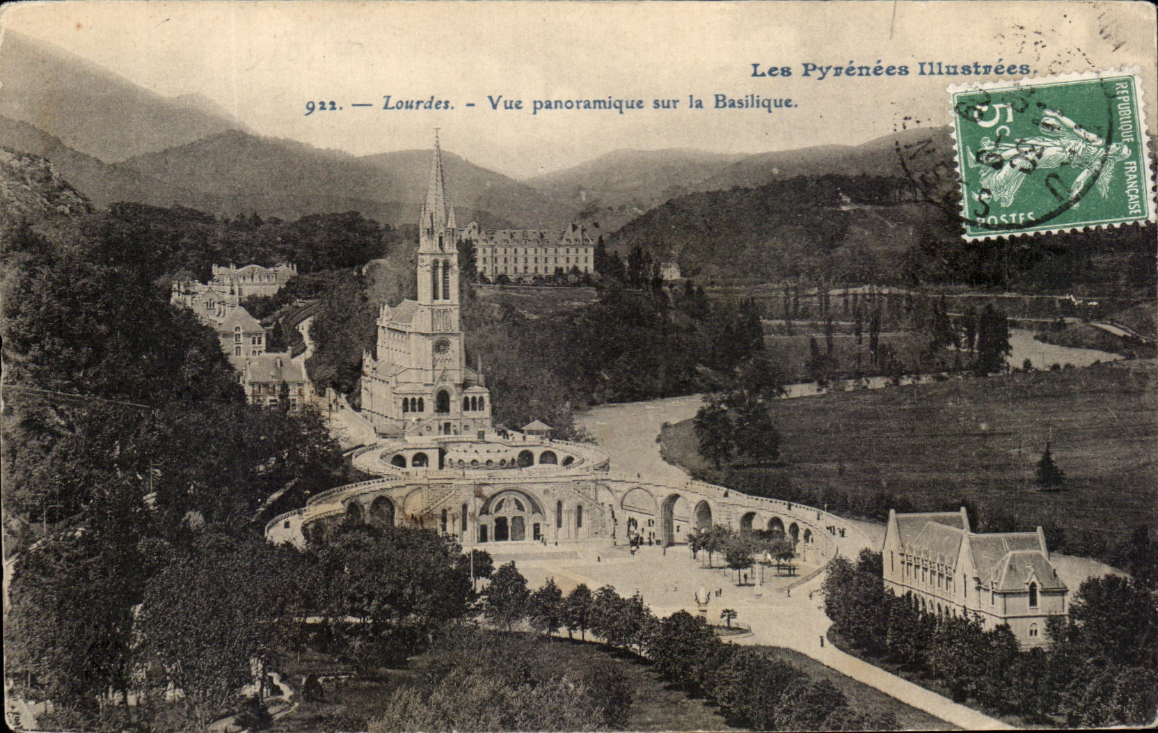 CPA Lourdes Vue panoramique sur la Basilique