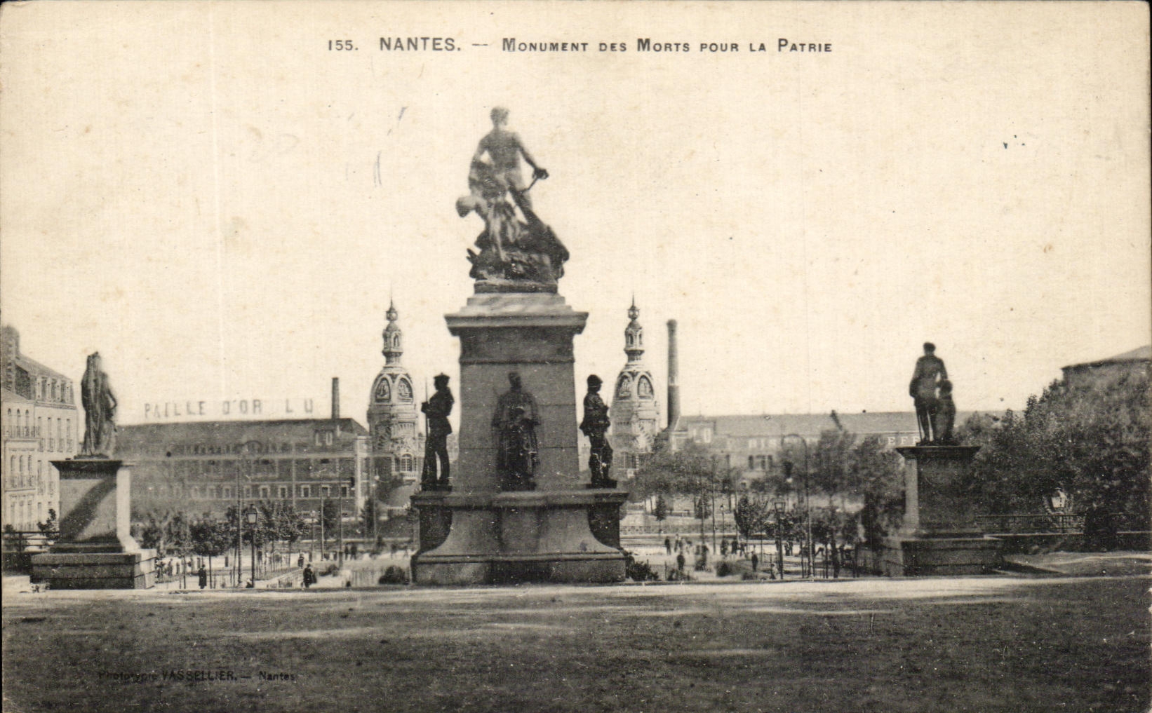 CPA Nantes Monument des Morts pour La Patrie Paille d'or Lu