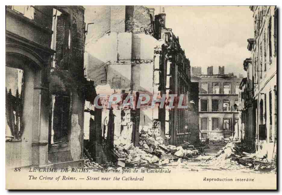CPA Le Crime De Reims une Rue Pres de la Cathedrale Militaria