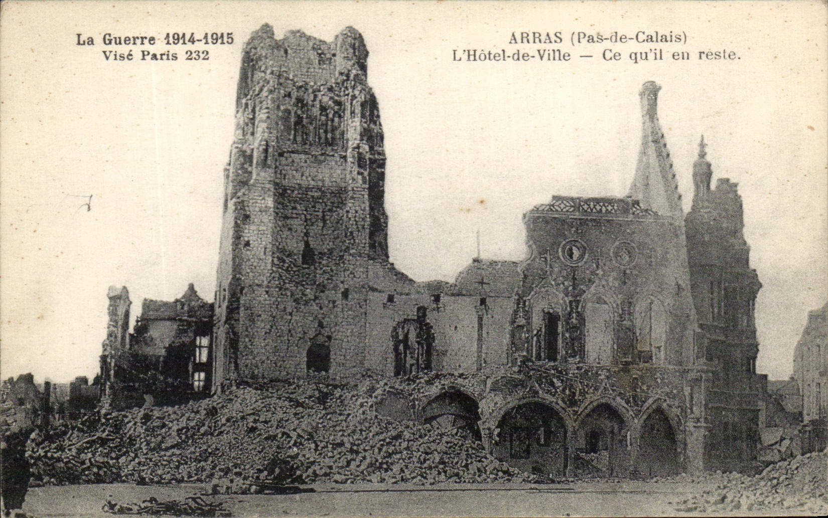 CPA Arras L'Hotel de Ville Militaria