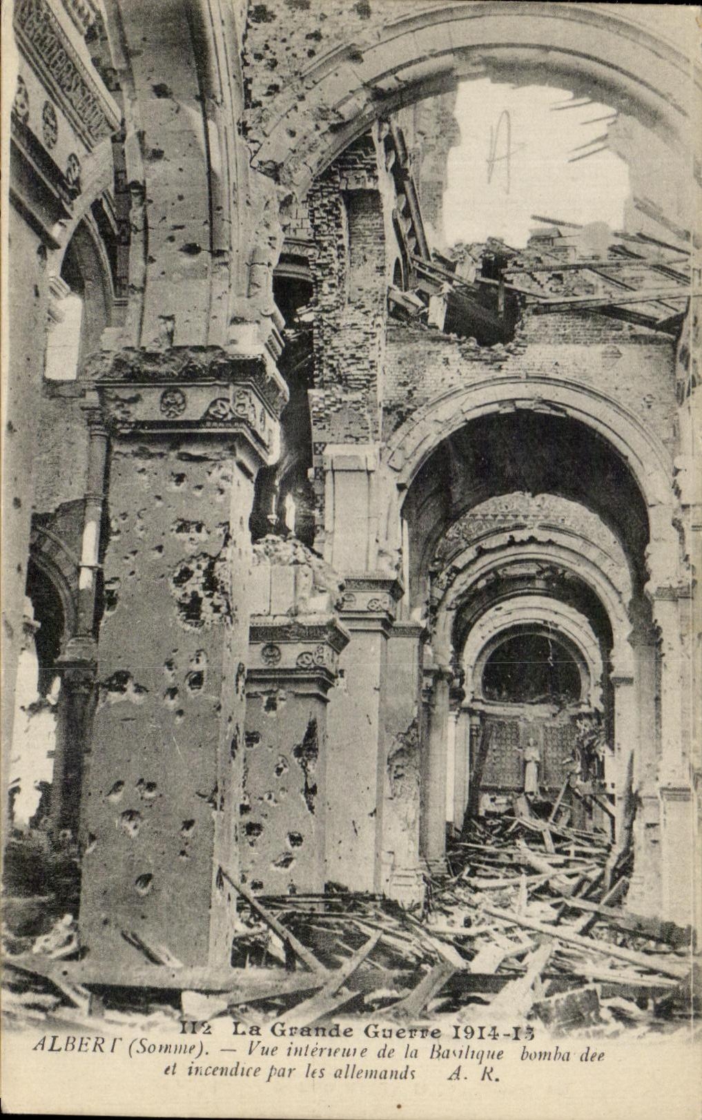 CPA La Grande Guerre Albert Vue Interieure De La Basilique bombardee et incendiee par les allemands Militaria
