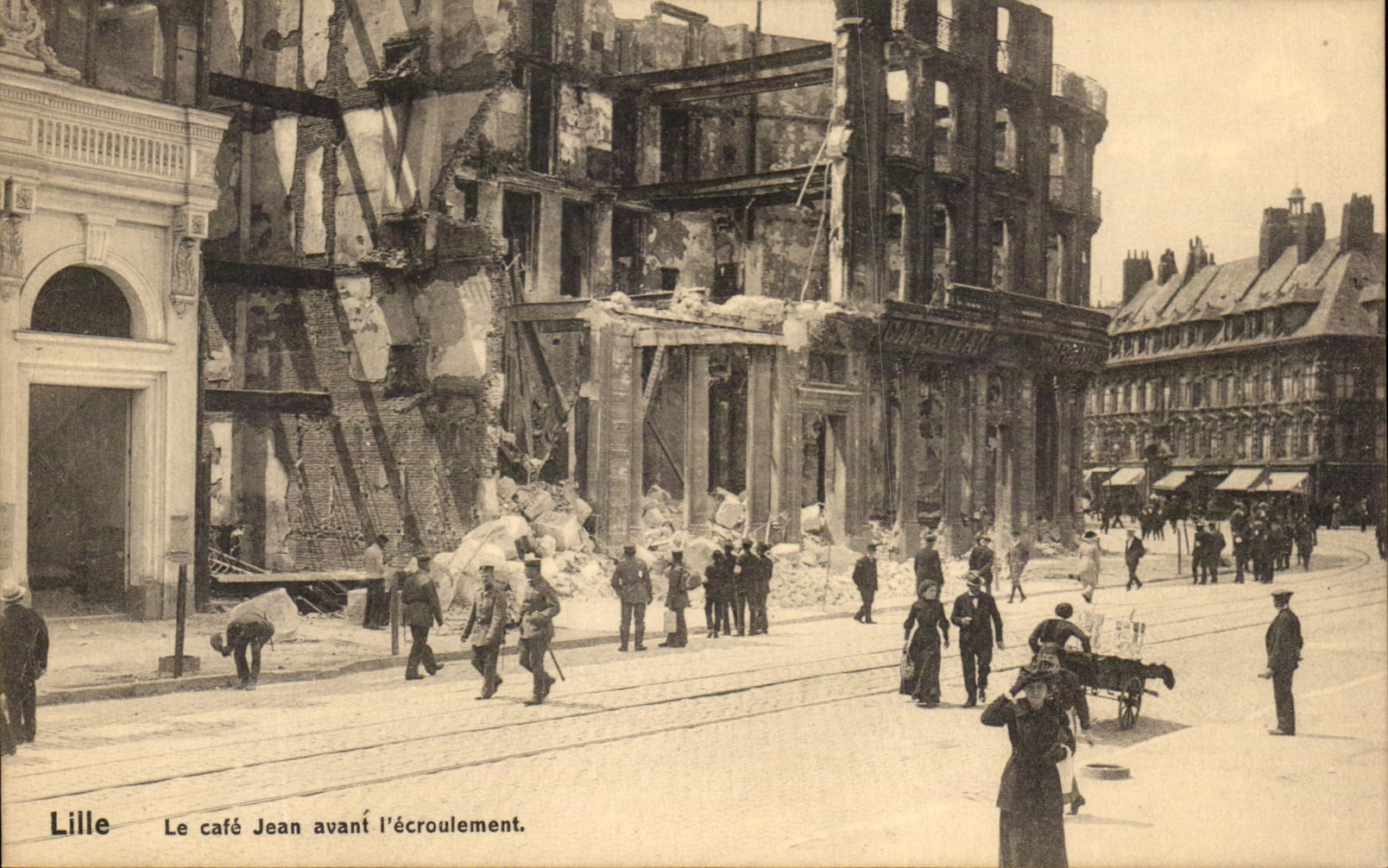 CPA Lille Le Cafe Jean Avant L'Ecroulement Militaria