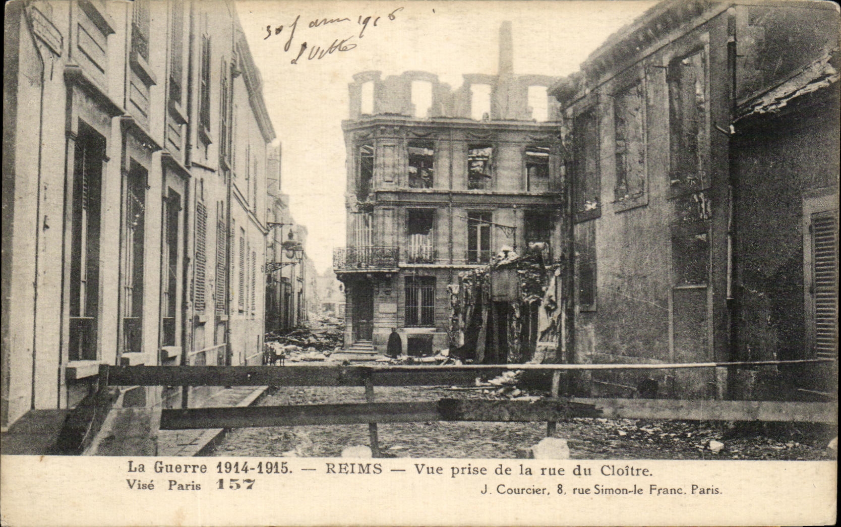 CPA La Guerre Reims Vue Prise De La Rue Du Cloitre Militaria