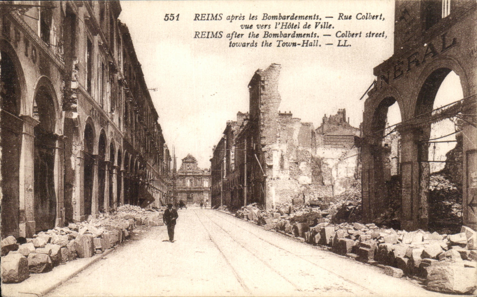 CPA Reims apres les Bombardementd Rue Colbert vue vers l'Hotel de ville Militaria 