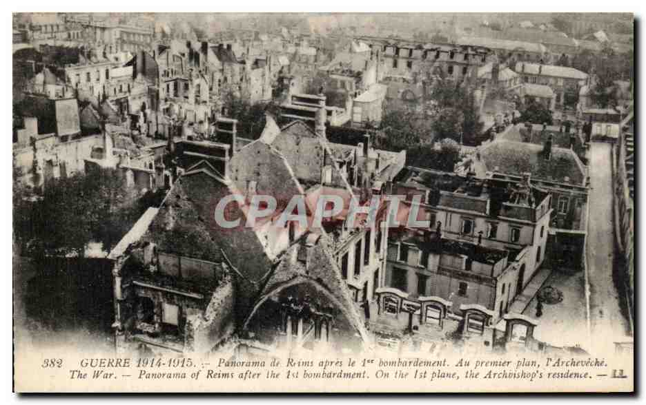 CPA Guerre panorama de Reims apres le Bombardement Au premier plan l'archeveche Militaria