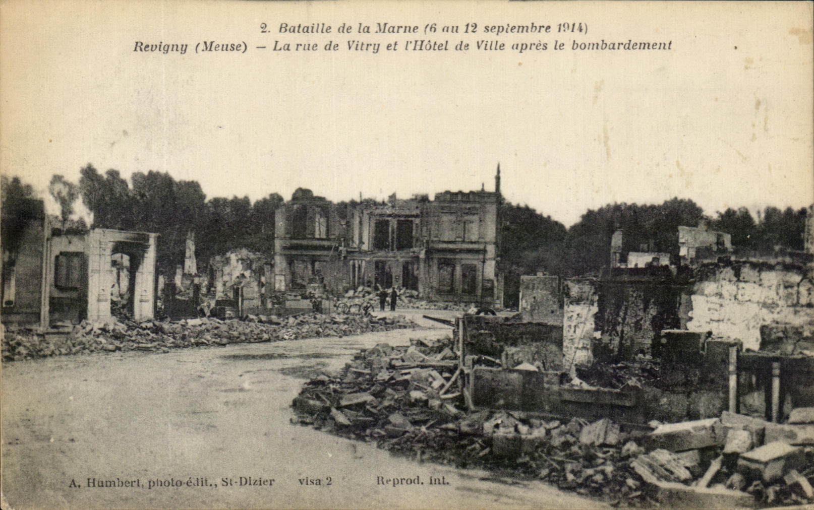 CPA Bataille de la Marne La rue de Vitry et l'Hotel de Ville apres le bombardement Revignu Militaria