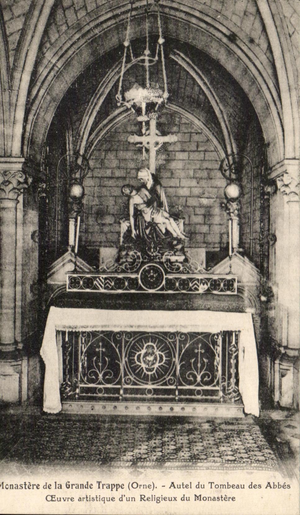 CPA Monastere de la Grande Trappe Autel du Tombeau des Abbes Oeure artistique d'un Religieux du Monastere