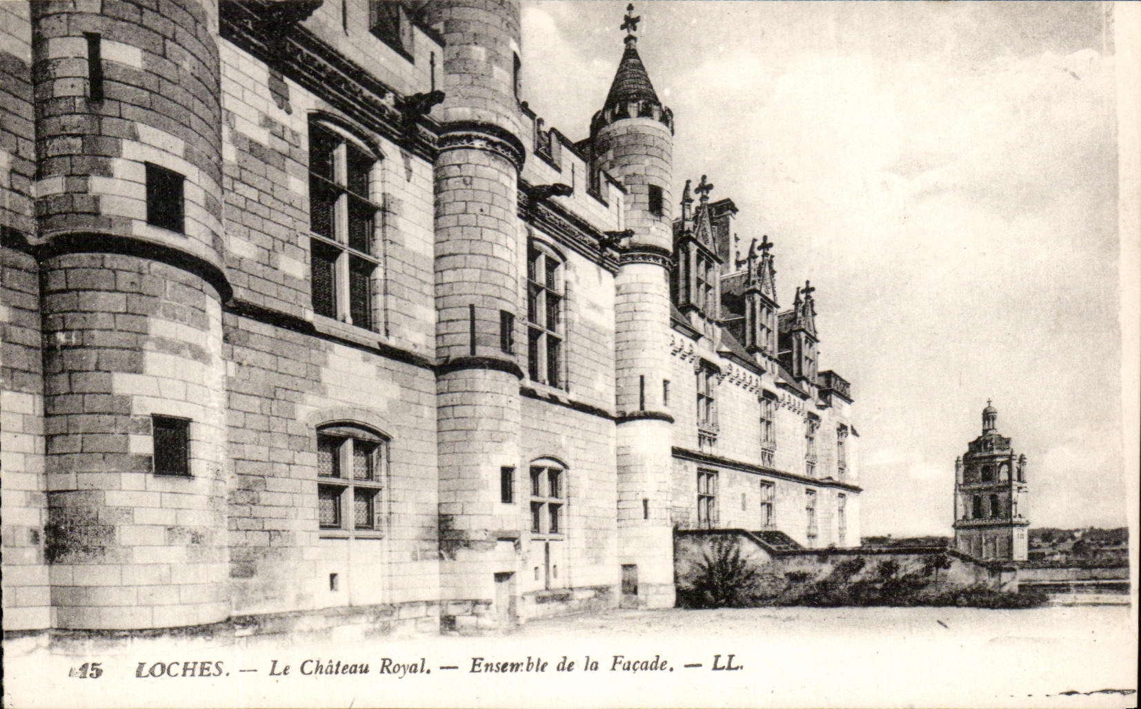 CPA Loches Le Chateau Royal Ensemble de la Facade
