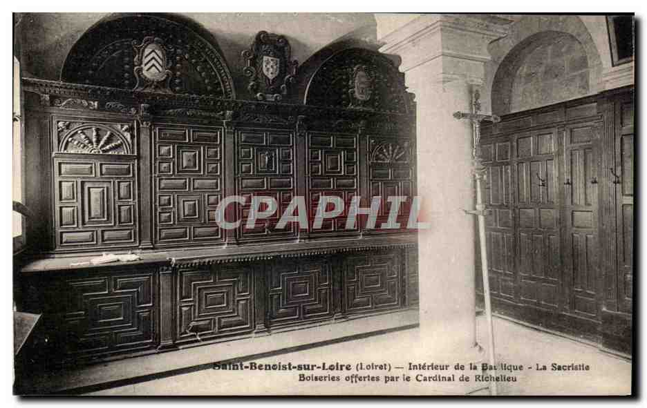 Saint-Benoît-sur-Loire (Loiret) — Intérieur de la Basilique — La Sacristie — Boiseries offertes par le Cardinal de Richelieu