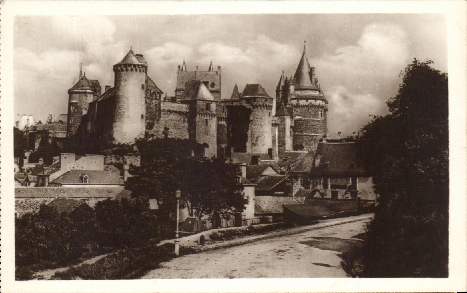 Vitré — General View of the Castle from the Rennes Road — Lévy et Soudbrein, Paris