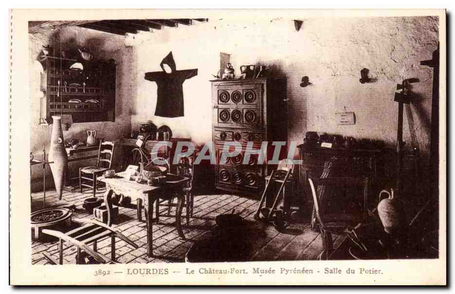 CPA Lourdes Le Chateau Fort Musee Pyreneen Salle du Potier