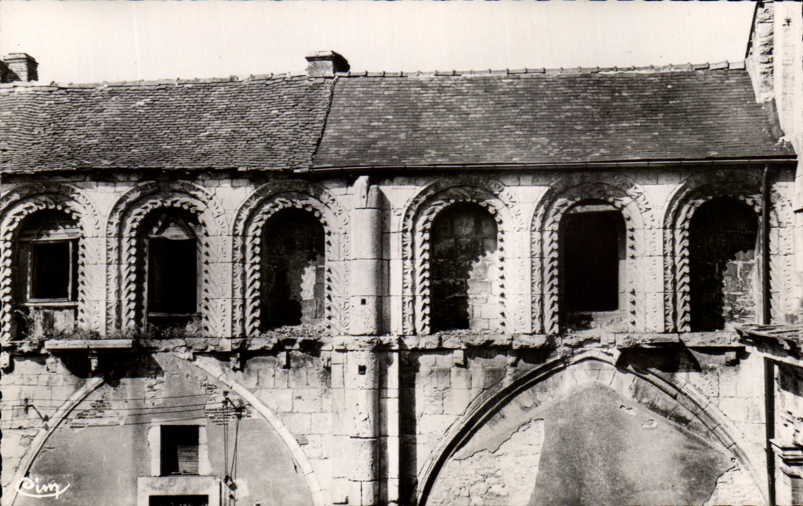 La Charité-sur-Loire — Église Sainte-Croix, le triforium du XIIe siècle — Photo C. Magon