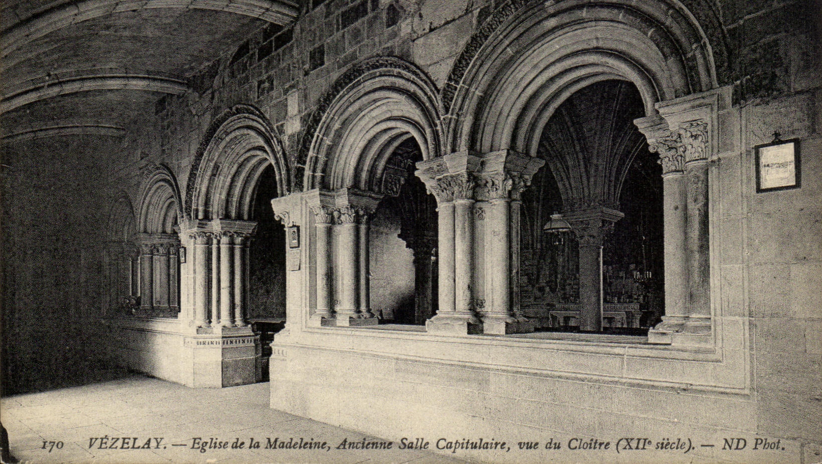 Vézelay — Église de la Madeleine, Ancienne Salle Capitulaire, vue du Cloître (XIIe siècle) — ND Phot.
