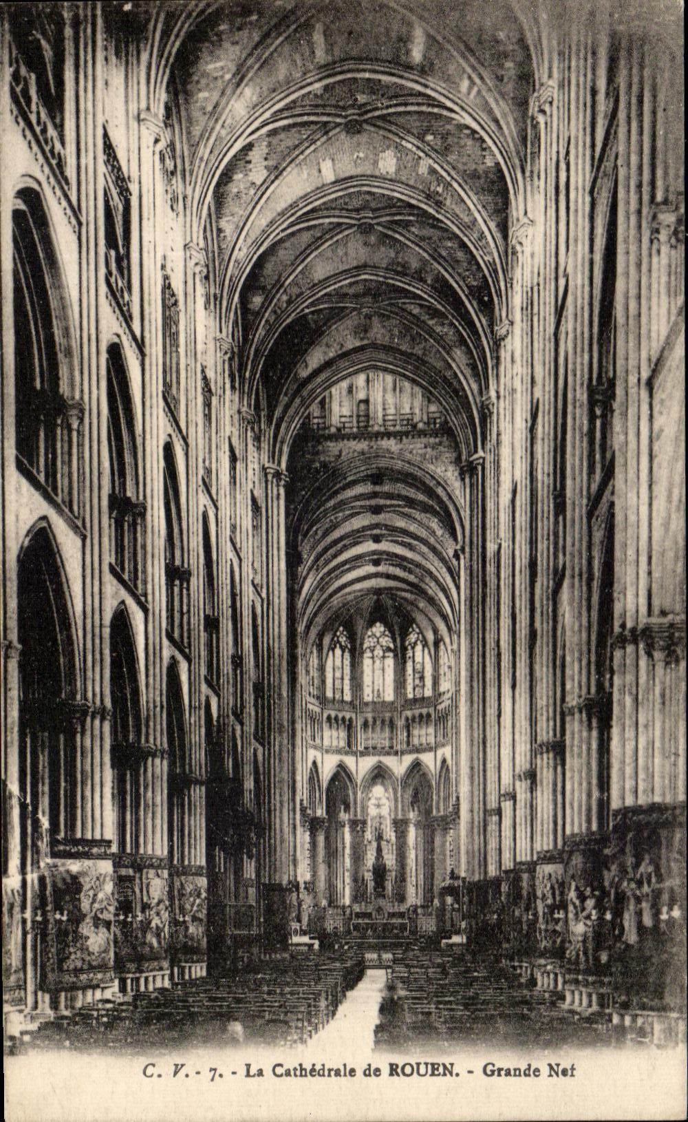 CPA Rouen La Cathedrale de Rouen Grande Nef