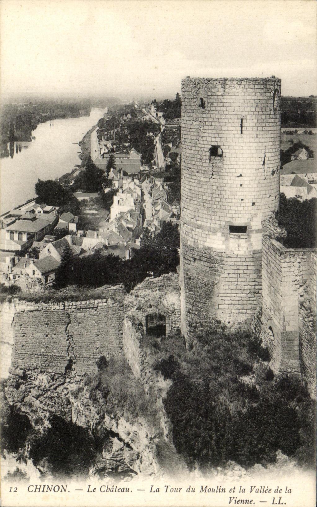 CPA Chinon Le Chateau La Tour du Moulin et la Vallee de la Vienne