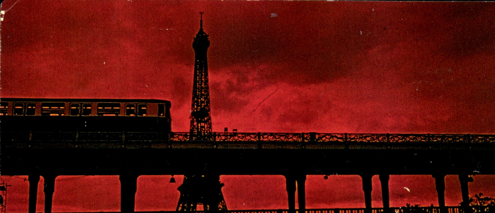 CPM Paris Le Metro au Pont bd de Bir Hakeim Tour Eiffel