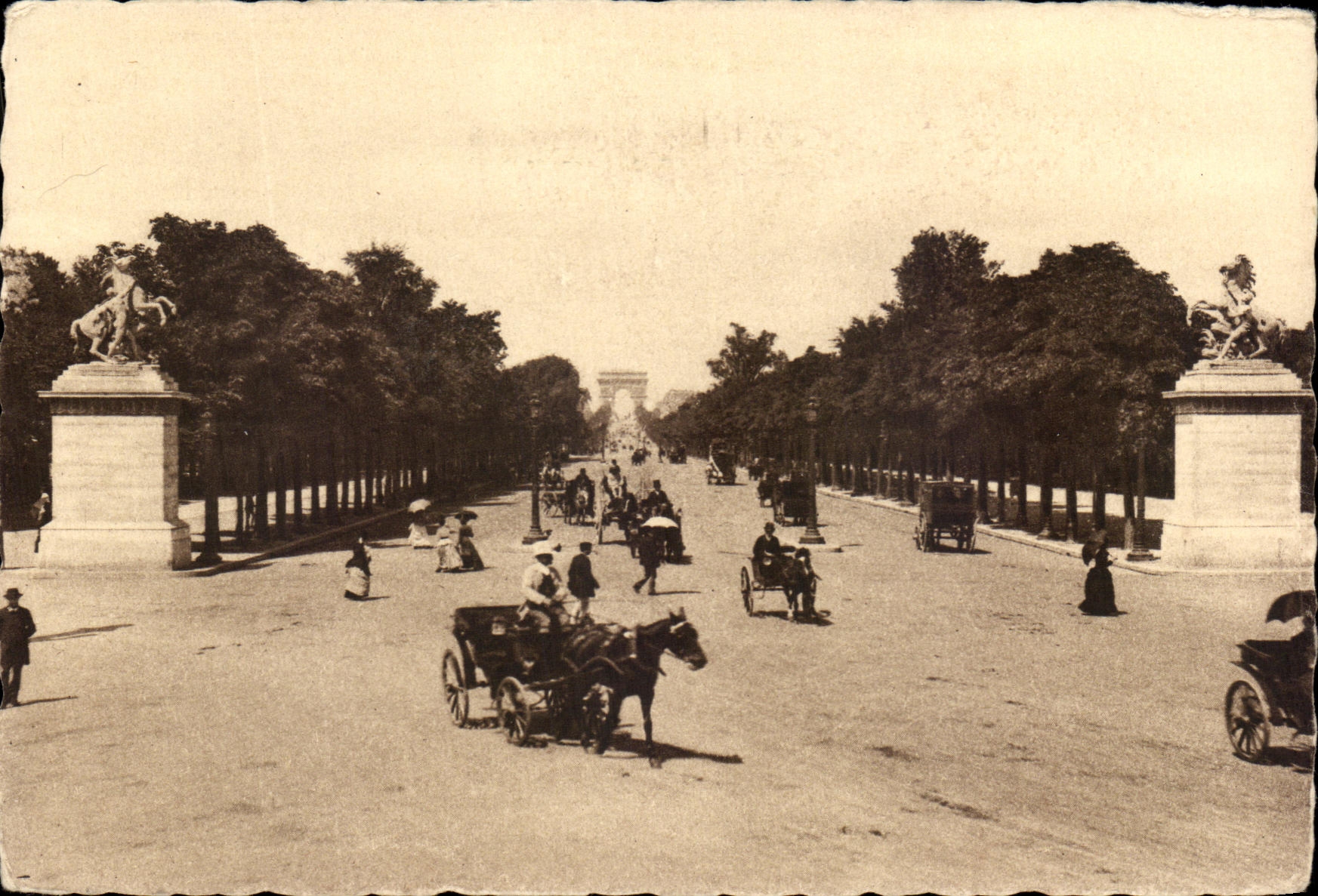 CPA Paris Les Chevaux de Marly Champs Elysees Arc de Triomphe 