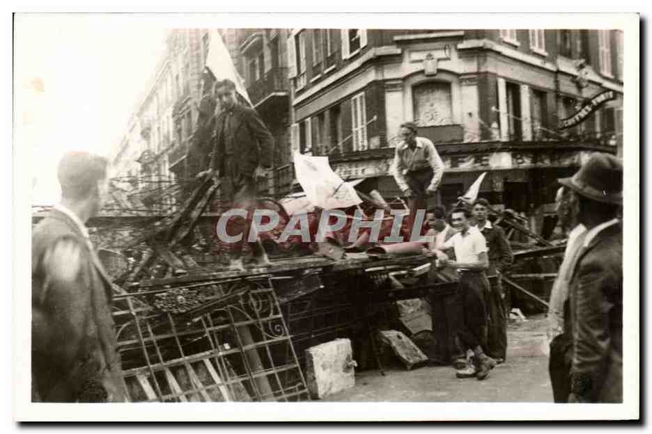 CPA Paris Barricade a St Placide Liberation de Paris 1944 Militaria