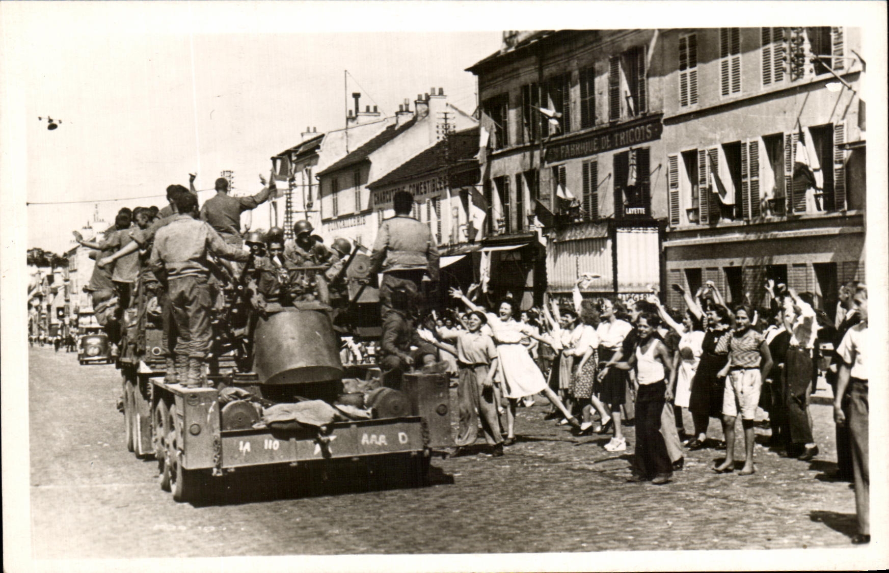 CPA Paris Le peuple de Paris acclame les troupes americaines Liberation de Paris 1944 