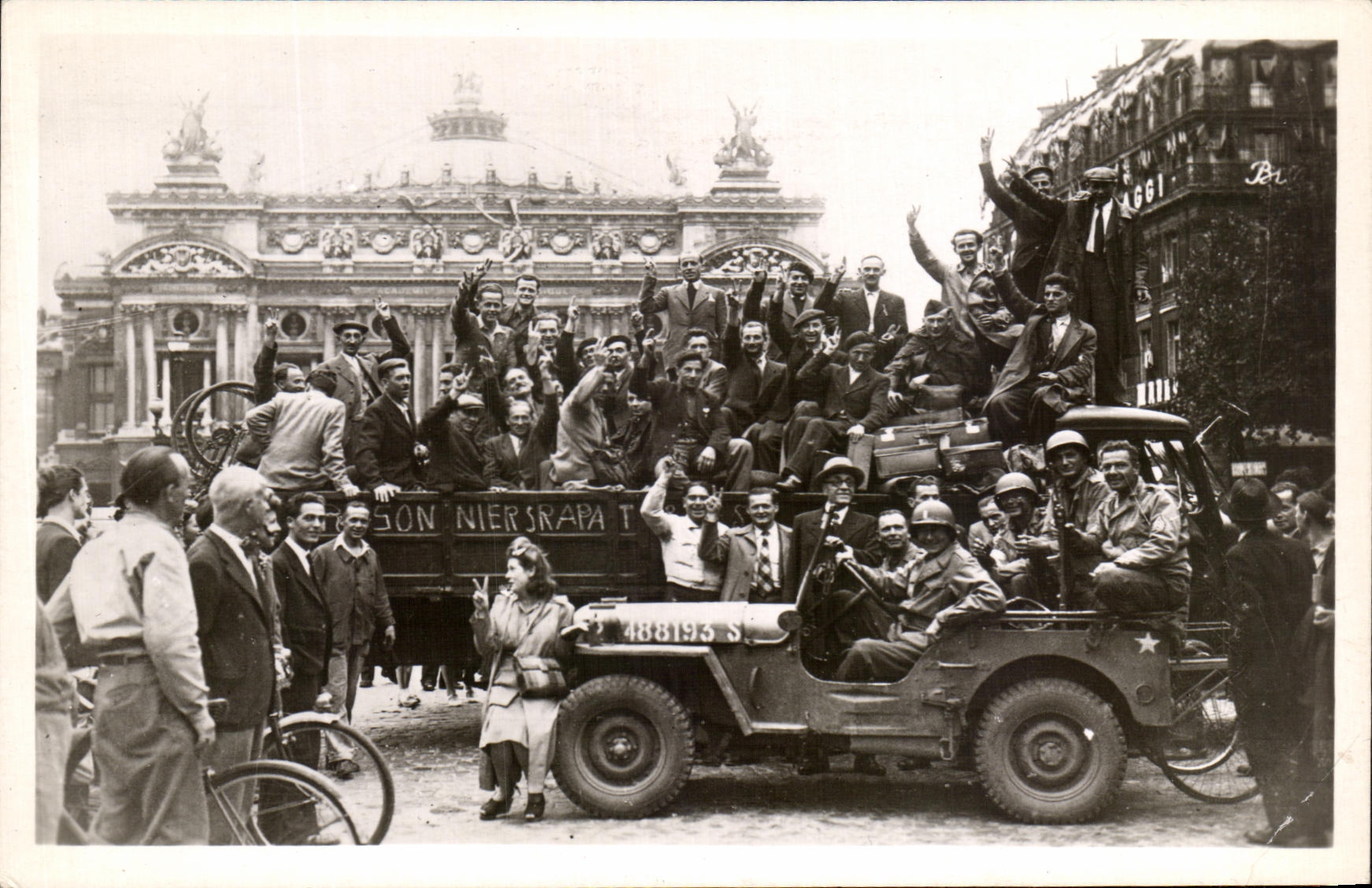 CPA Paris Une jeep a l'honneur Place de l'opera Liberation de Paris 1944 