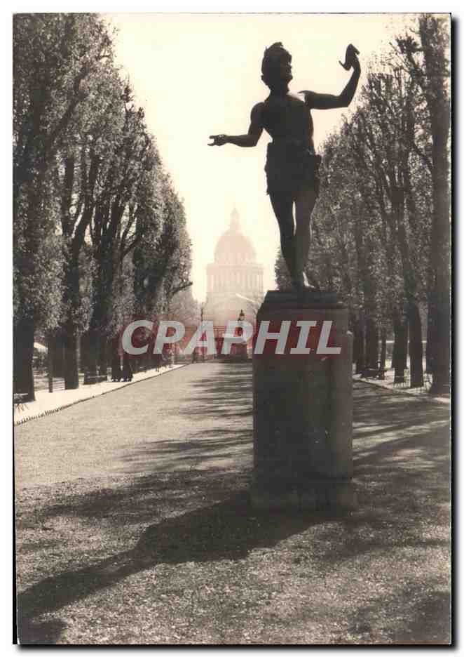 Statue dans les Jardins du Luxembourg — vue vers le Panthéon — Photo d'Art Paris