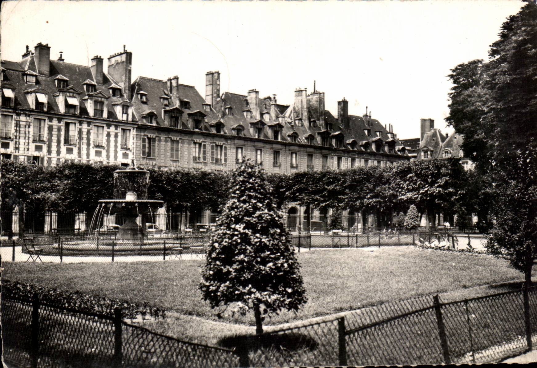 CPA Paris Place des Vosges Le Square