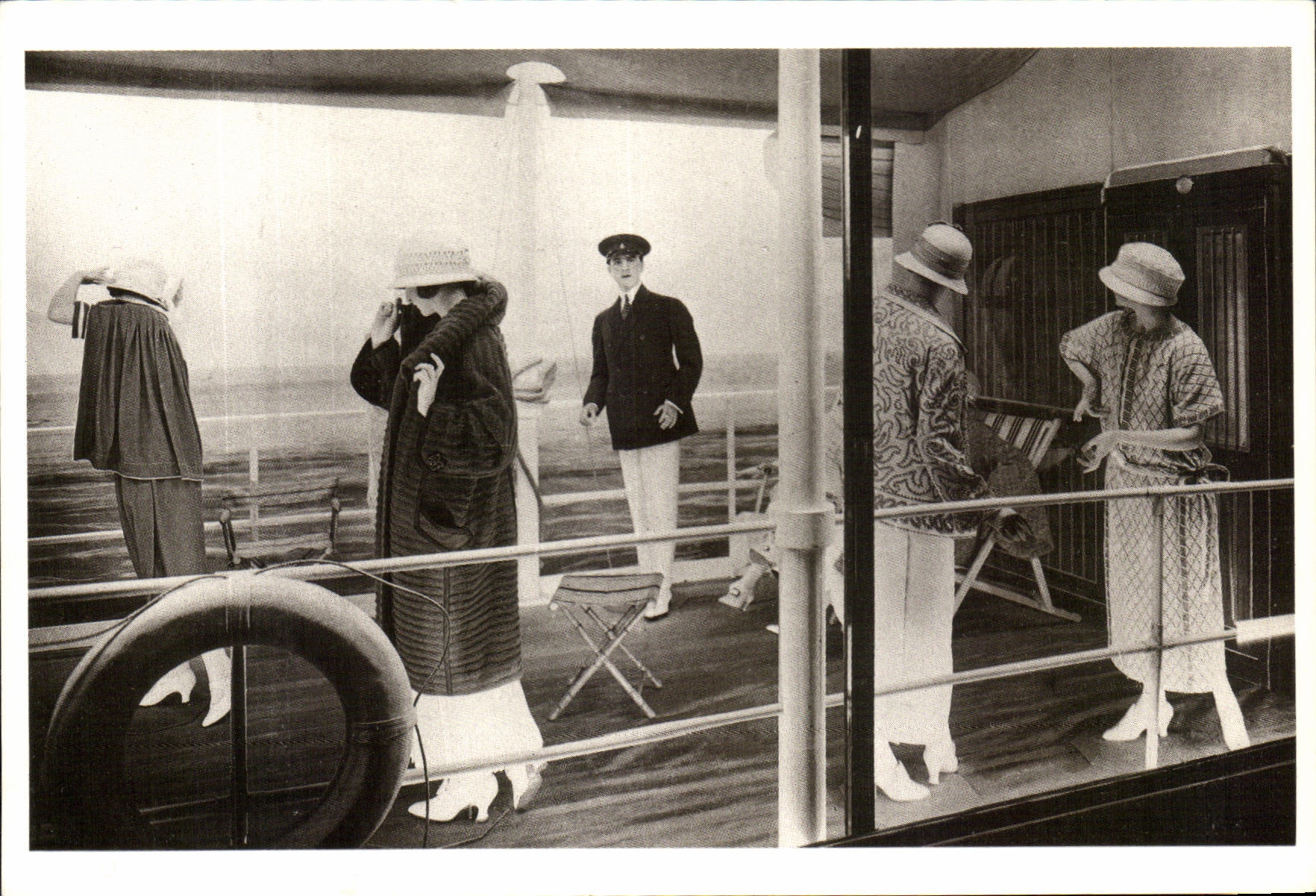 CPA Paris Vitrine du Printemps Extraits du Livre Mannequins Mode