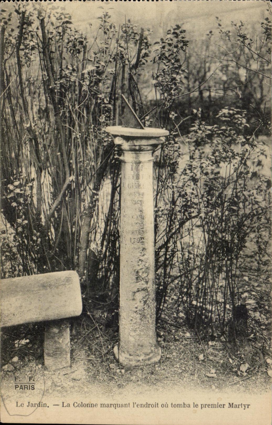 CPA Paris Le Jardin La Colonne Marquant l'endroit Ou Tomba Le Premier Martyr