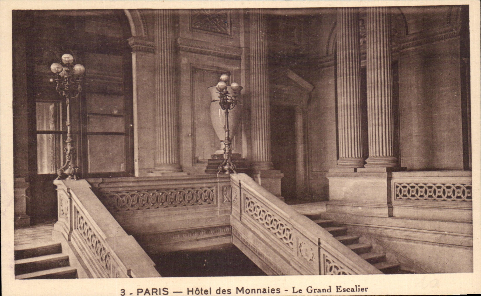 CPA Paris Hotel Des Monnaies Le Grand Escalier
