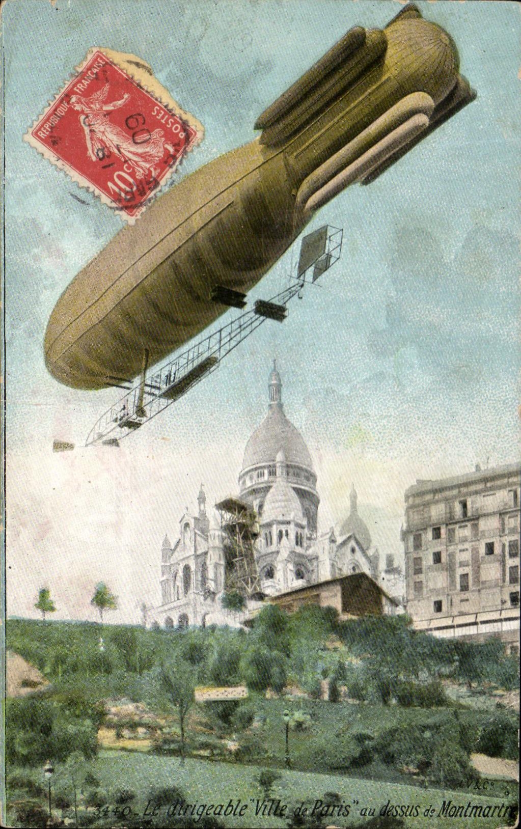 CPA Le Ville de Paris au dessus de Montmartre Dirigeable Ballon Zeppelin 