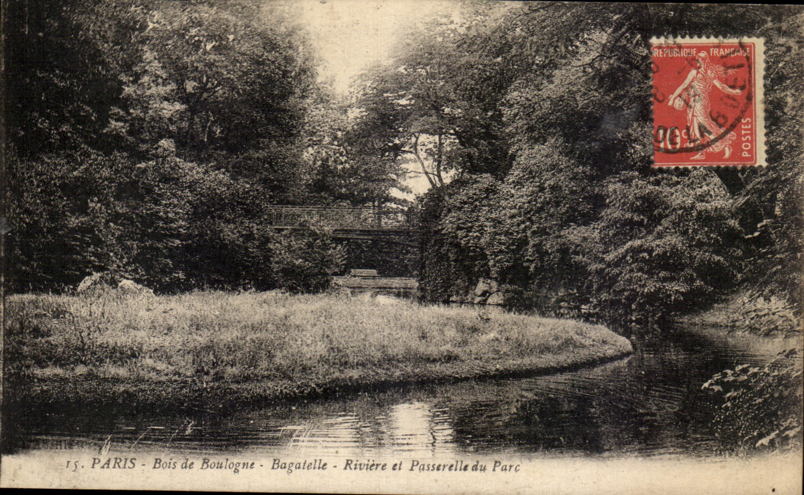 CPA Paris Au Bois de Boulogne Bagatelle Riviere et Passerelle du Parc