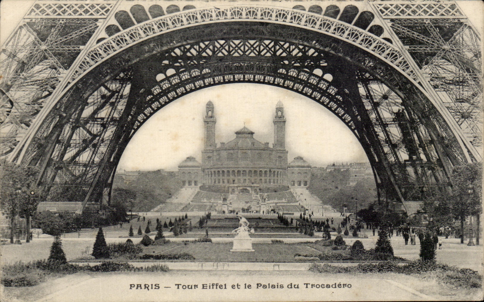 CPA Paris Tour Eiffel et le Palais du Trocadero