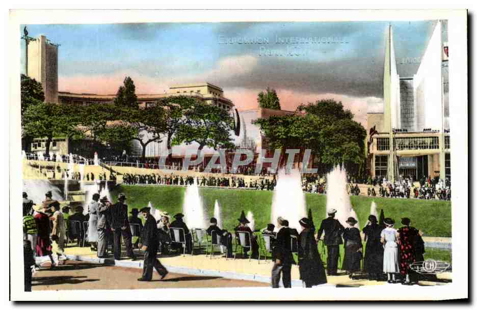 CPA Exposition Internationale Paris jardins et Bassins du Trocadero Au fond les Pavillons des Pays Bas 