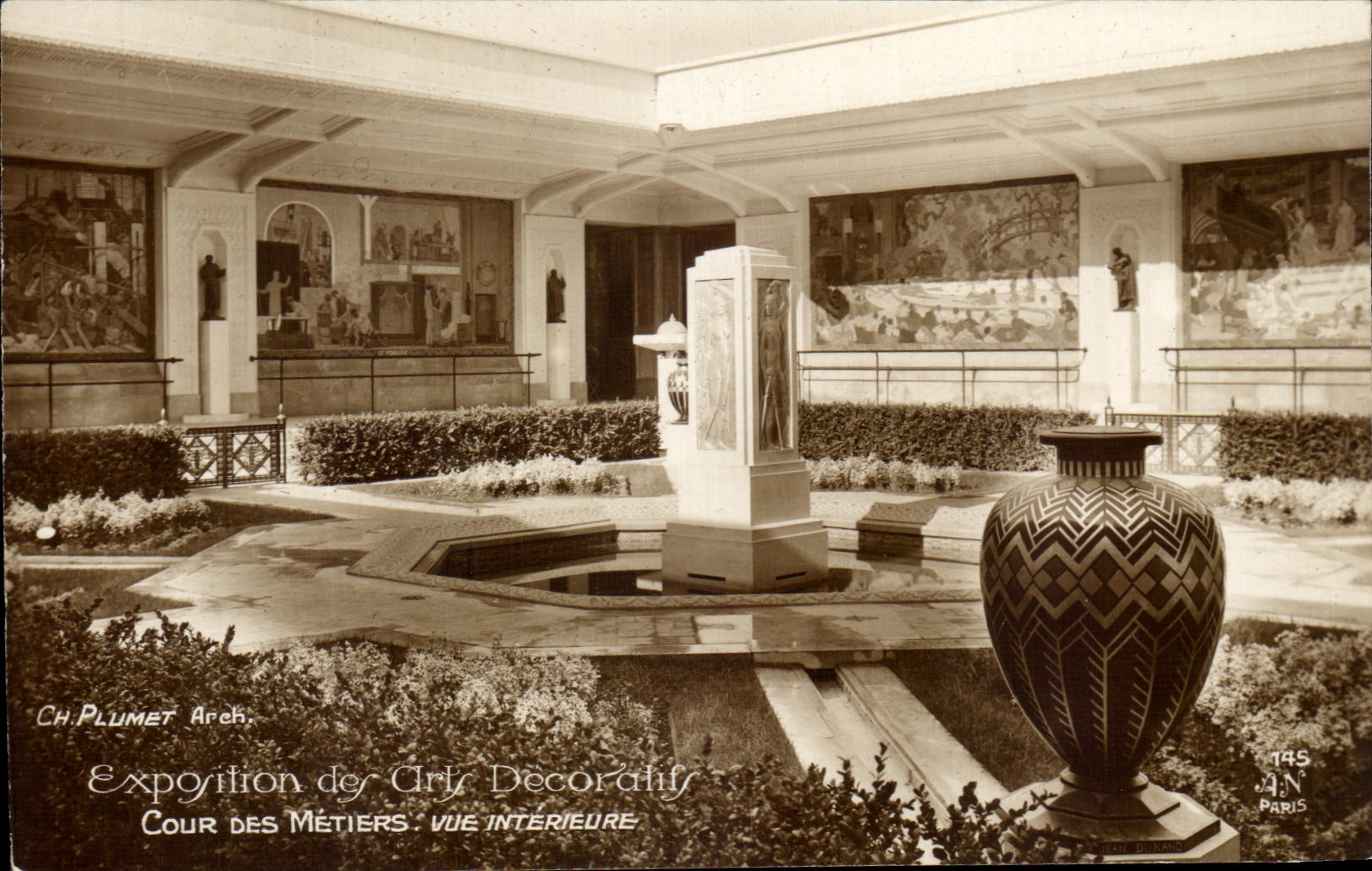 CPA Exposition des Cirty Decoratifs Cour Des Metiers Vue Interieure