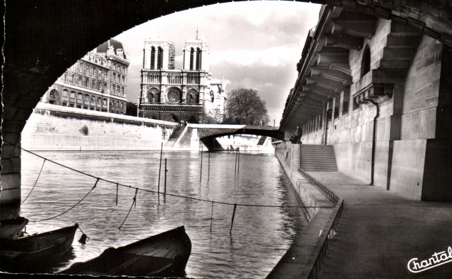 CPA Paris Promenade Sous les ponts Notre Dame 