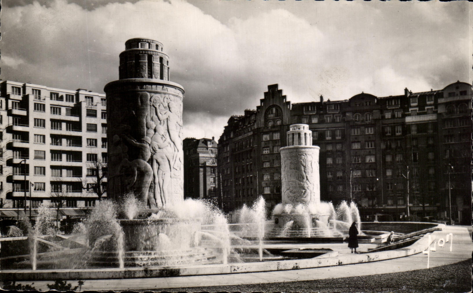 CPA Paris En Flanant Les Fontaines de la Porte de St cloud Sculpt Paul Lansowki 