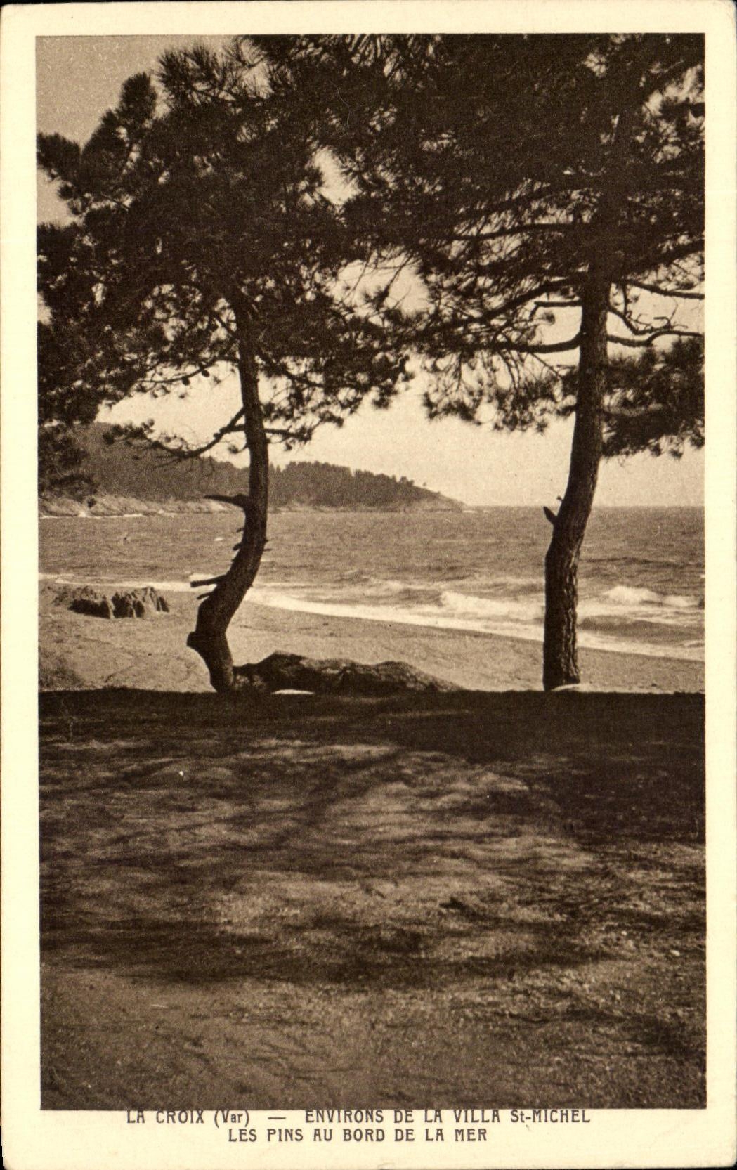 La Croix (Var) — Environs de la Villa St-Michel — Les pins au bord de la mer