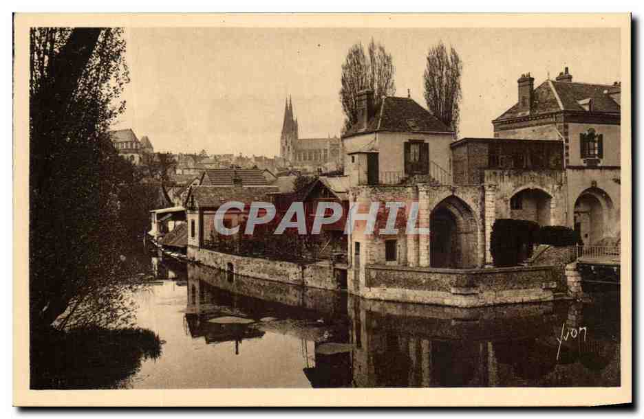 CPA La Douce France Chartres Le Chateau D'lf Et La Cathedrale