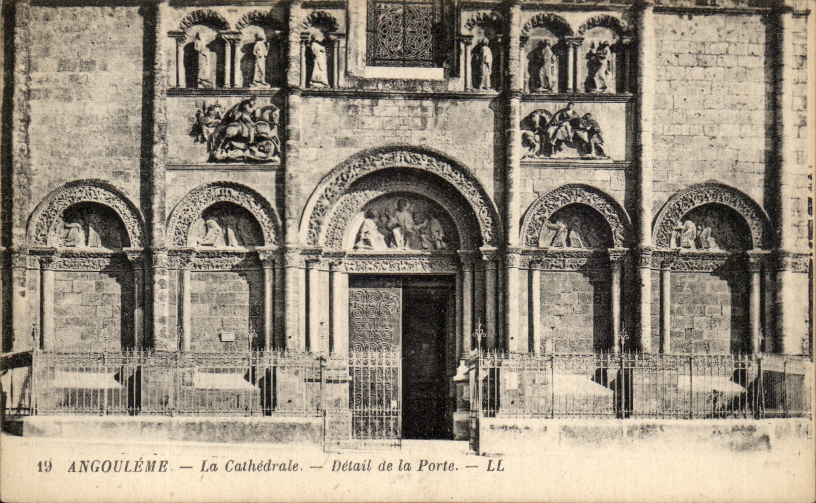CPA Angouleme La Cathedrale Detail de la Porte