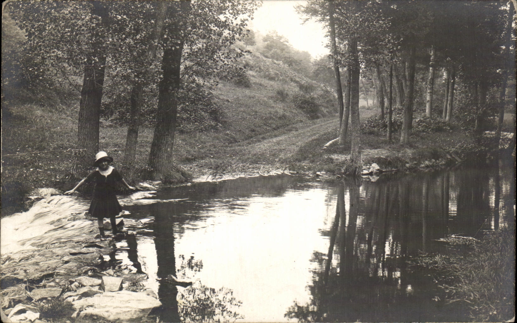 CPA Enfant au bord de l'eau