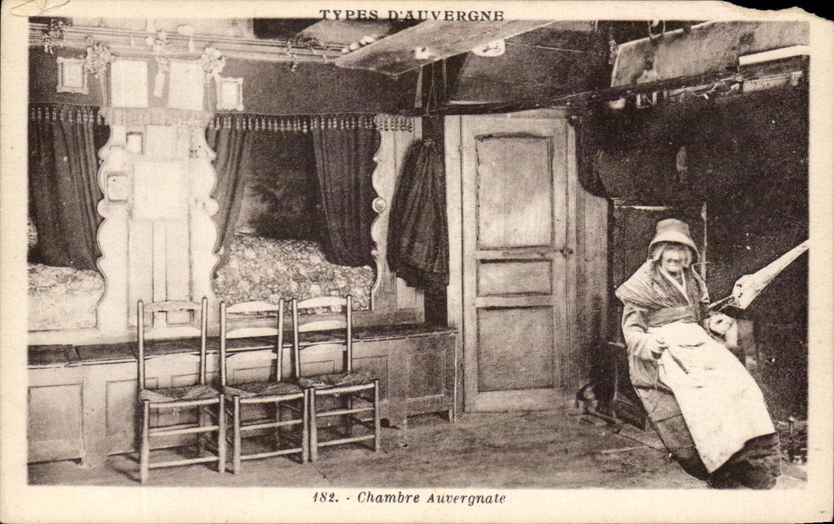 CPA Types D'Auvergne Chambre Auvergnate Folklore Costume