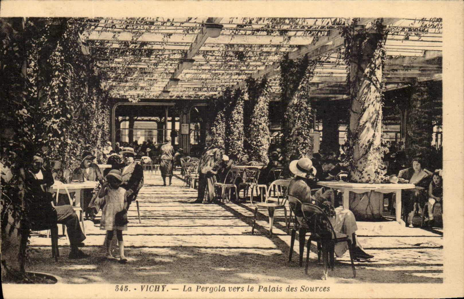 CPA Vichy La Pergola Vers Le Palais Des Sources