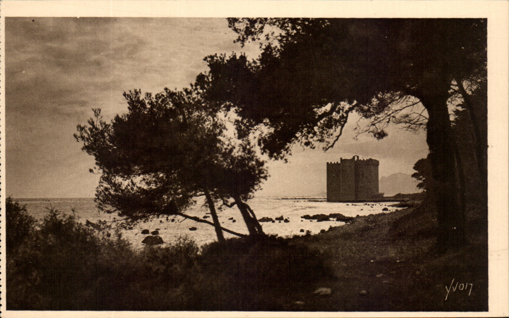 CPA Cannes L'lle Saint Honorat Le Vieux Chateau