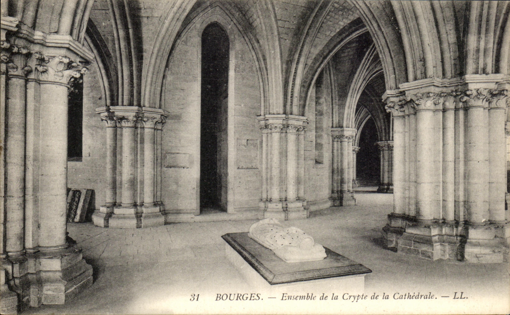 CPA Bourges Ensemble de la Crypte de la Cathedrale